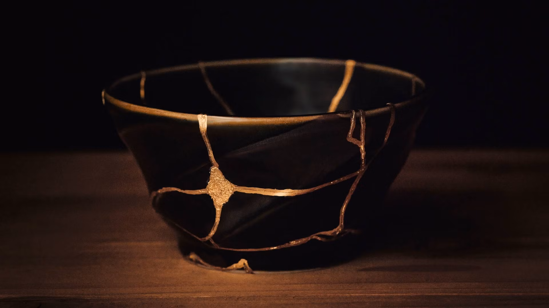 Bowl with golden lines